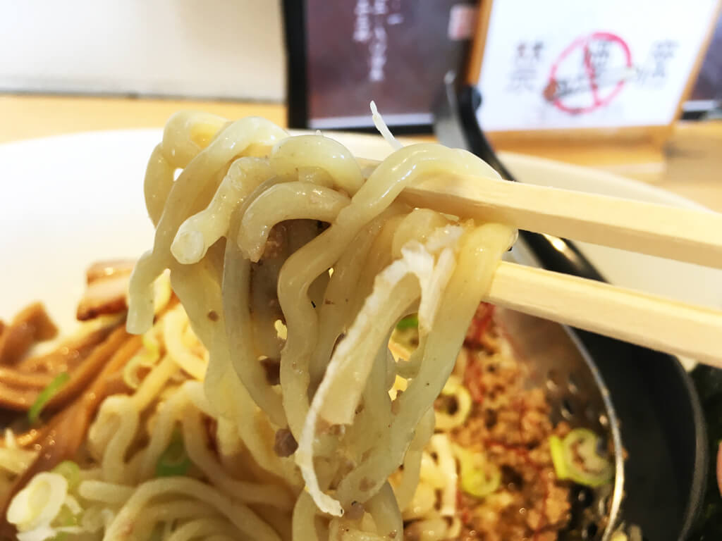 ひでお屋自慢の中太ちぢれ麺