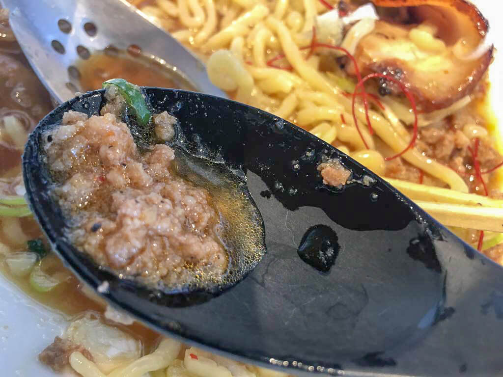 爽やかな酸味のスープとコショウの効いた肉味噌