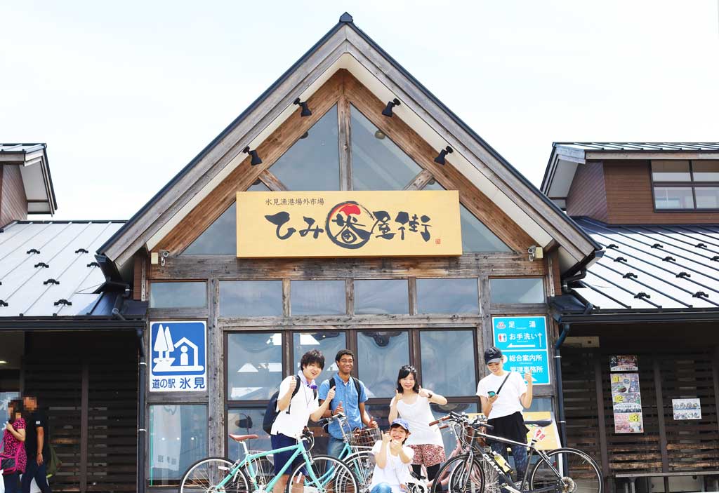ひみ番屋街で記念撮影