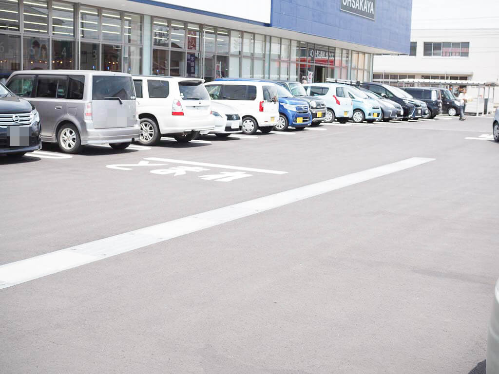 COMSYOKUの駐車場とアクセス