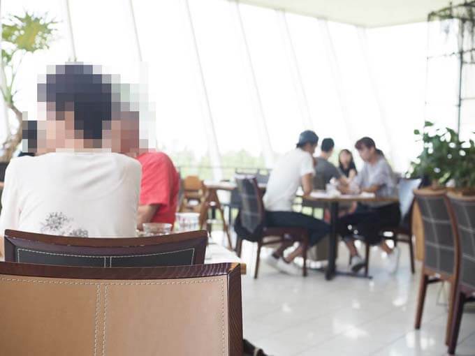 全面窓ガラスで開放感のある店内