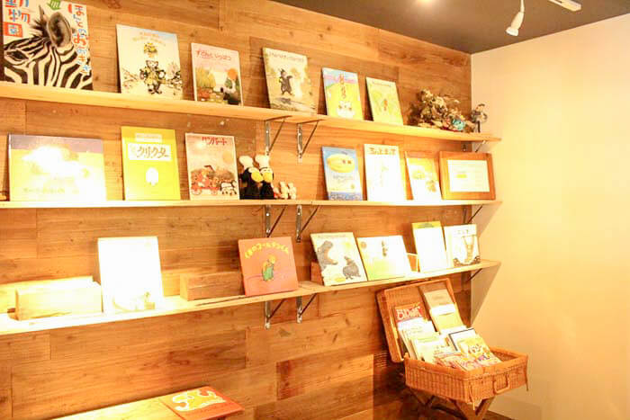 店内には絵本がズラリ