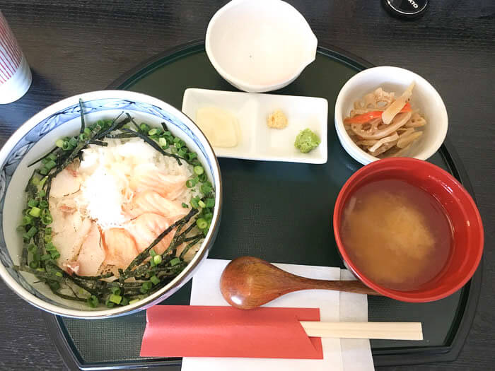 平日のランチタイムは味噌汁と小鉢がついてくる
