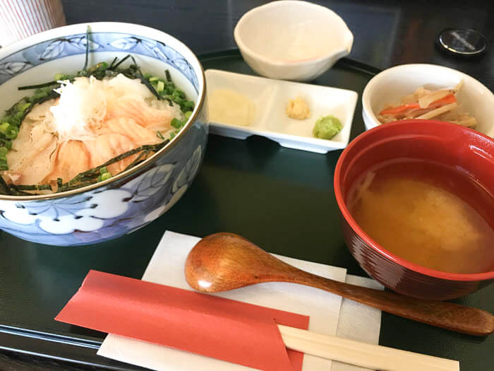 日替わりの三種あぶり丼 1,000円