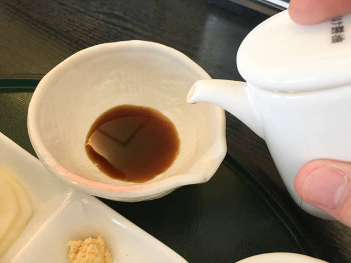 醤油を注ぐ