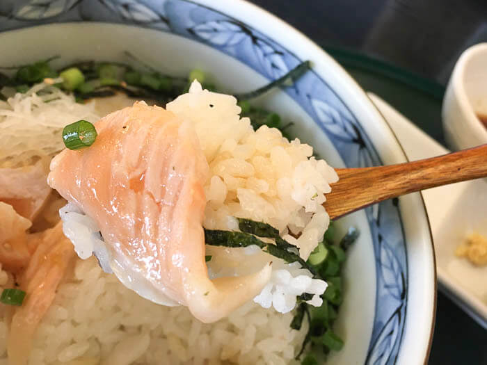 3種あぶり丼のサーモン