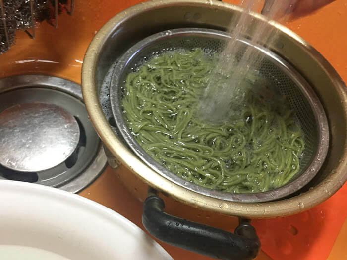 わかめうどんを水でしめる