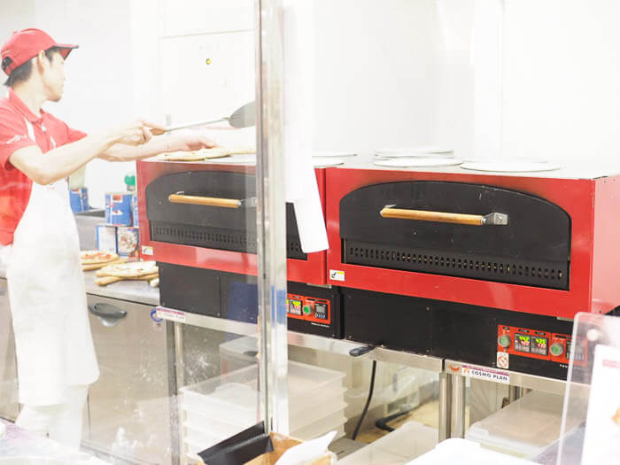 専用の釜、焼きたてピザが楽しめる