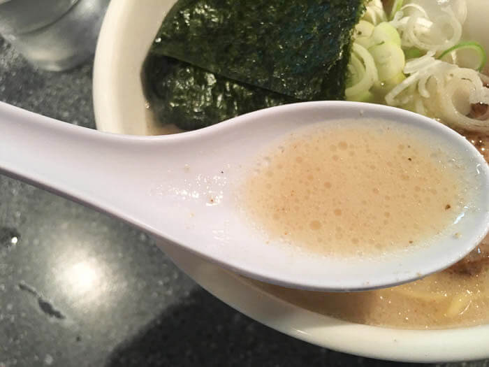 とんしおラーメンのスープ