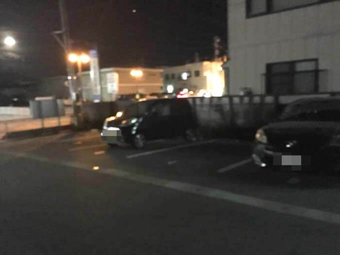 隣の広い駐車場