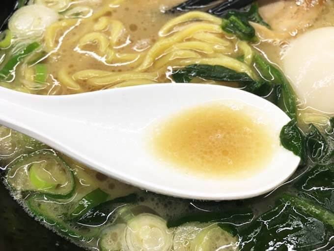 マイルドな豚骨醤油スープ