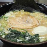 麺王 | 家系ラーメンは若者に人気「ピリ辛高菜ごはんとセットがおすすめ」