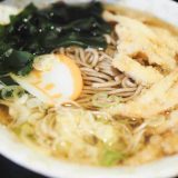 立山そば 富山駅店 | コスパ最強の白えび天ぷらそば「500円で味わえる至極の一杯」