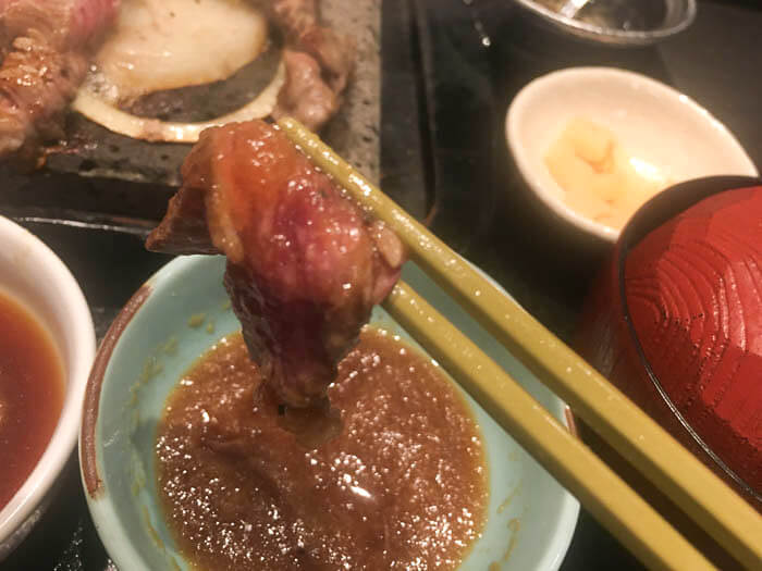 オニオンソースにステーキをつける