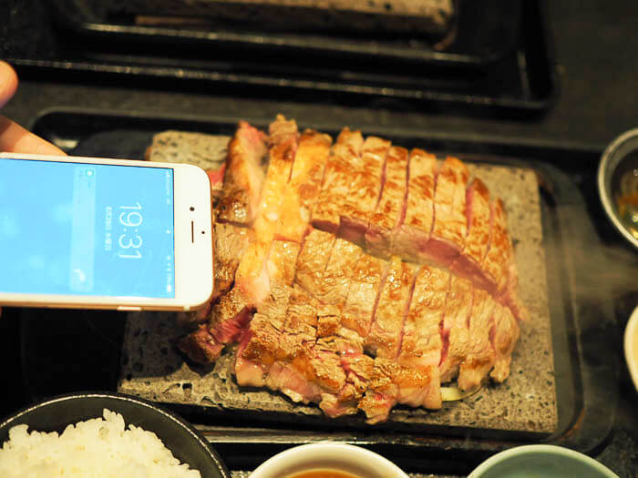 iPhoneと並べたステーキのサイズ感