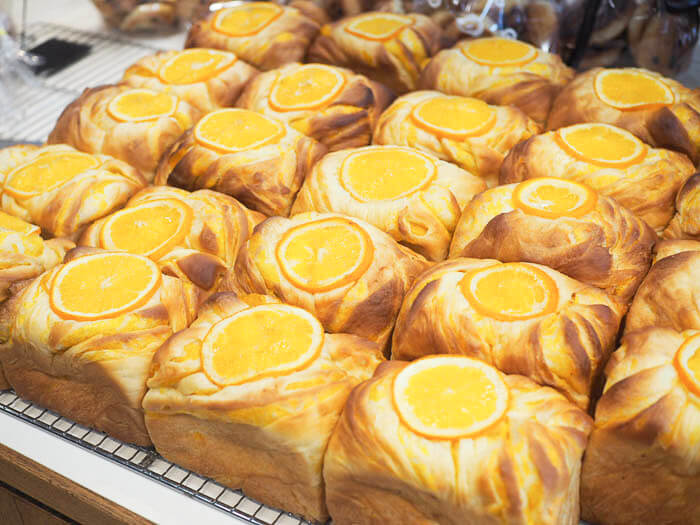 フルーツを使った華やかなパン
