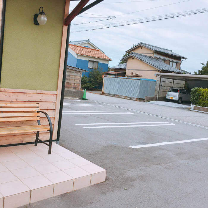駐車場は広々として停めやすい