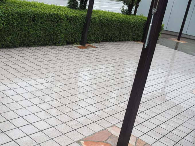 残念ながら雨天でテラス席はない