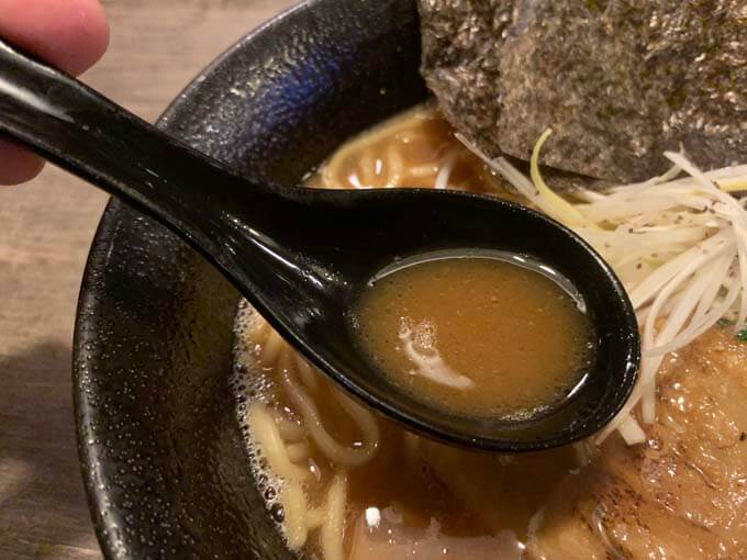 醤油香る豚骨スープ