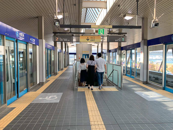 改札に向かって降っていく