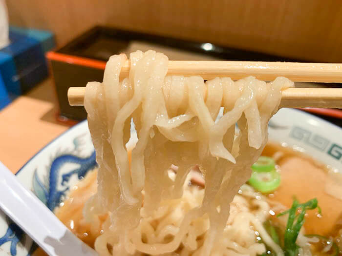 手打ちのちぢれ麺