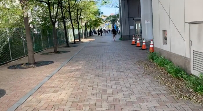 右手に曲がって歩いていくと到着