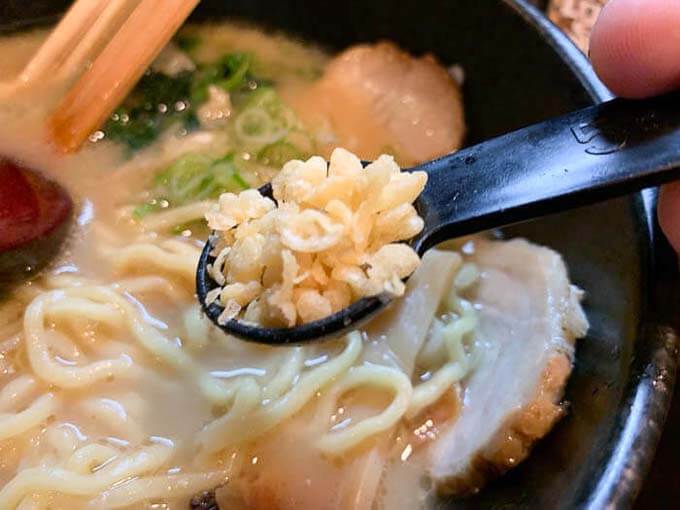 揚げ玉と黒胡椒で味の変化を楽しむ