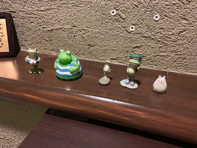 トイレにたくさんのカエルたち