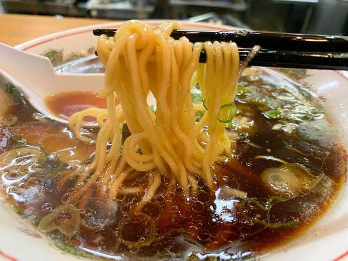 馴染みのある中華麺を使用
