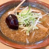 むてっぽう | 煮干しが爆盛りの醤油ラーメン「おじやでガッツリ〆まで楽しむ」