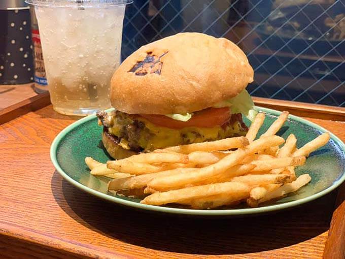 チーズバーガーとカリカリポテト