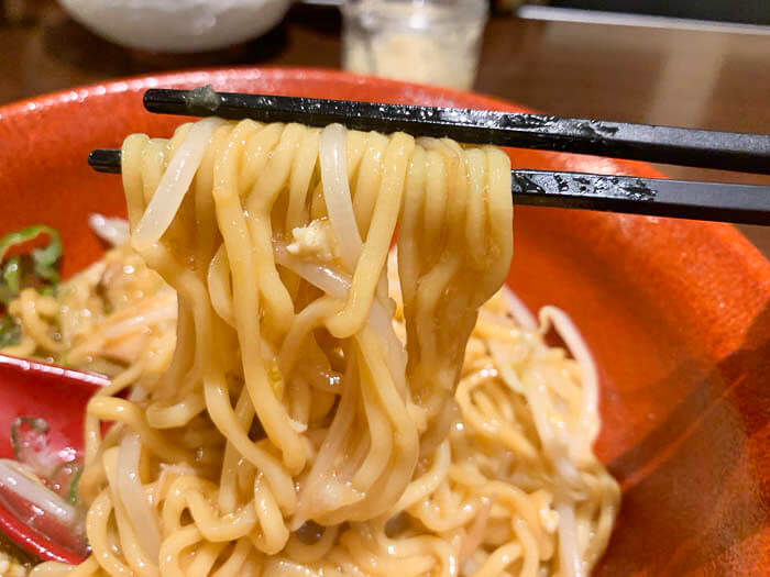 黄金に輝く麺