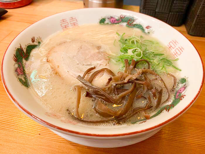 【ばたやん 富山駅前店】豚骨ラーメンは純国産100%スープを使用「〆の一杯におすすめ」