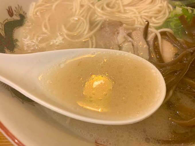 濃厚こってり系の豚骨スープ