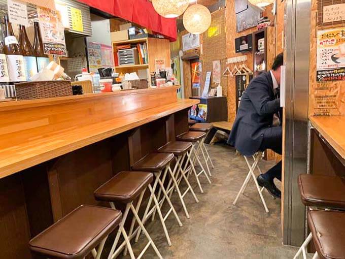 店内はカウンター席のみ