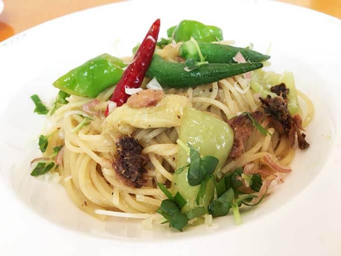 季節の地元食材を使ったパスタ