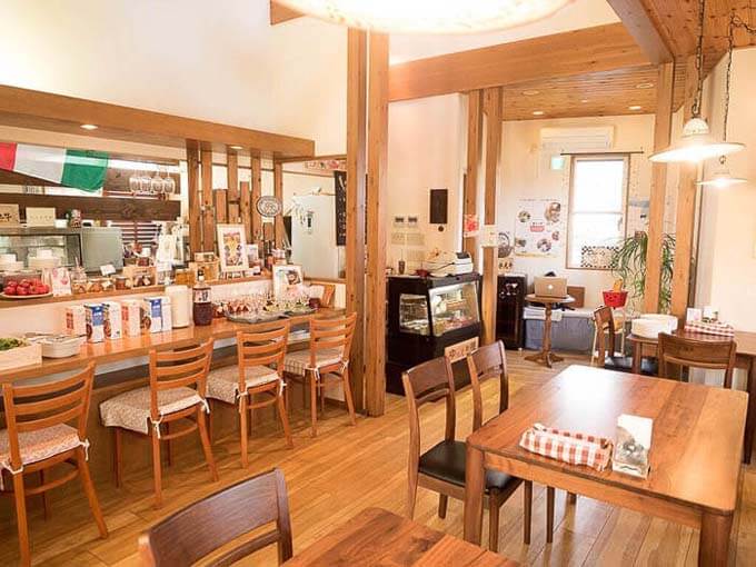 木の温もり感じるアットホームな店内