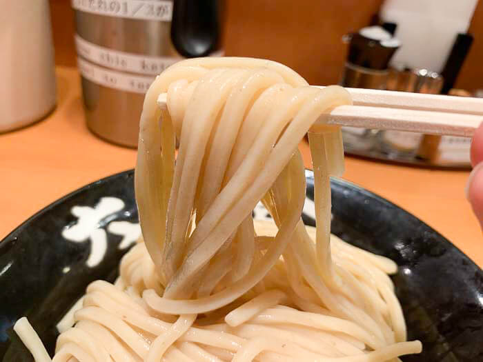 六厘舎の麺