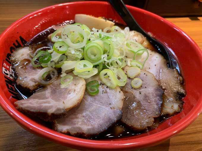富山ブラックW肉盛りそば(味玉入り)