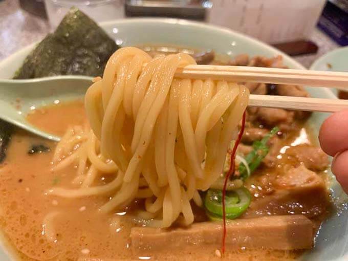 麺は中太ストレート麺