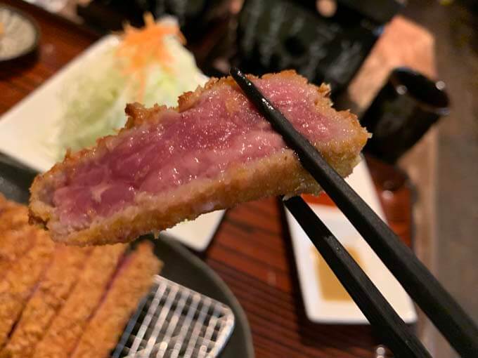 レアに揚げられた牛かつ