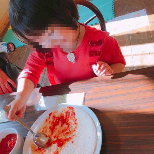 ピザ作りを楽しむ子どもたち
