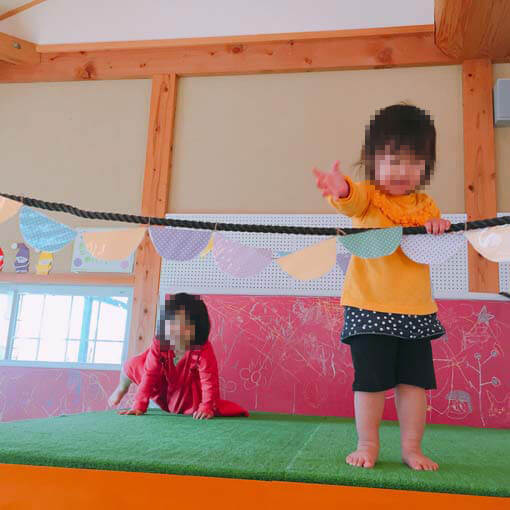 室内キッズスペースで遊ぶ子どもたち