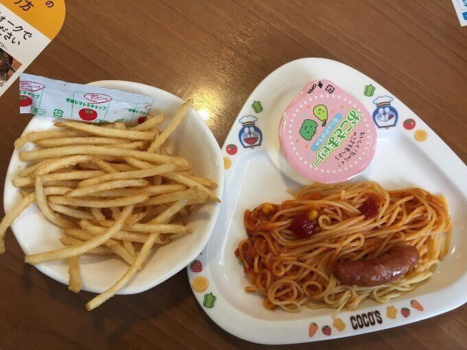 お子様ランチとポテトをシェア