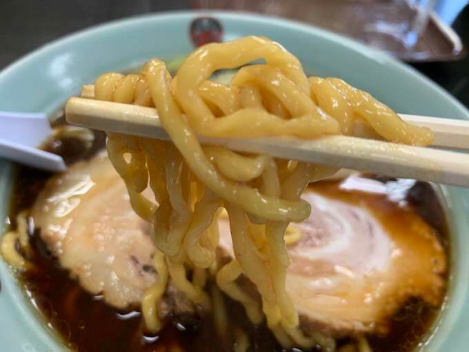モチモチっとした中太ちぢれ麺