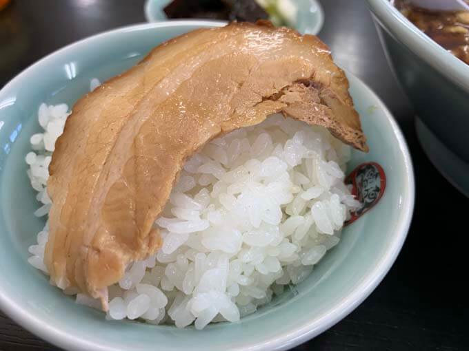 チャーシューと豪快に食べていく