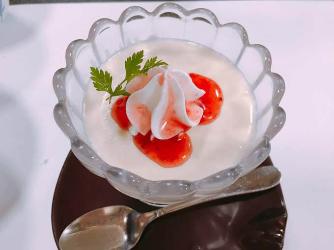 いちごのソースがかかったババロア