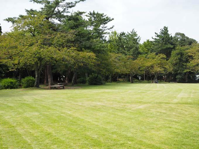 高岡市にある広々とした公園