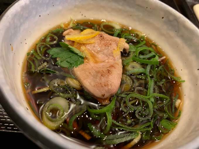 つけ汁に鴨肉を入れる