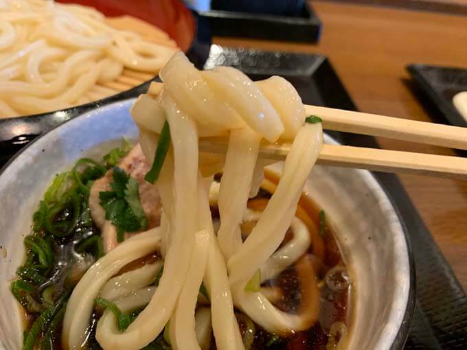 つけ汁につけて豪快に食す